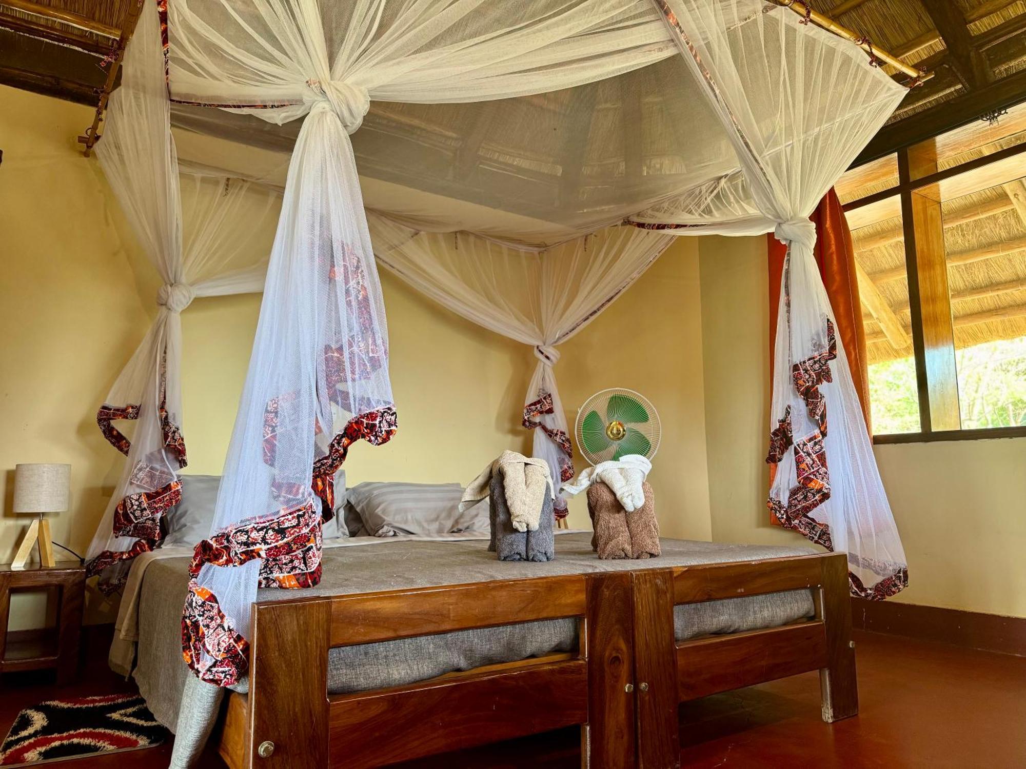 Bwana Tembo Safari Camp Lodge Paraa